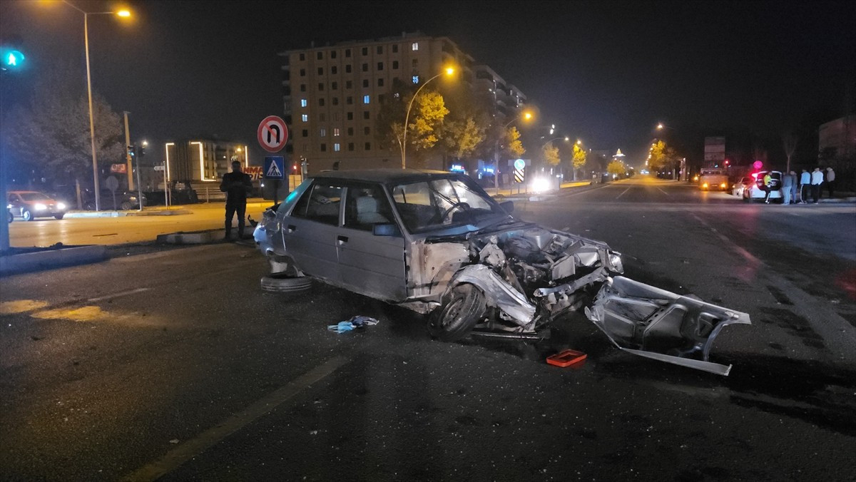 Çorum'da alkollü tır sürücüsünün neden olduğu trafik kazasında 1 kişi yaralandı.