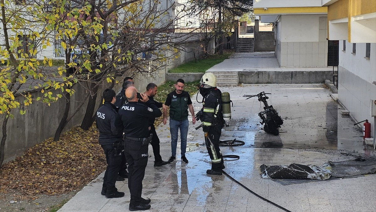 Çorum'da apartman girişine park edilen motosikletin yanması nedeniyle oluşan yoğun dumandan...