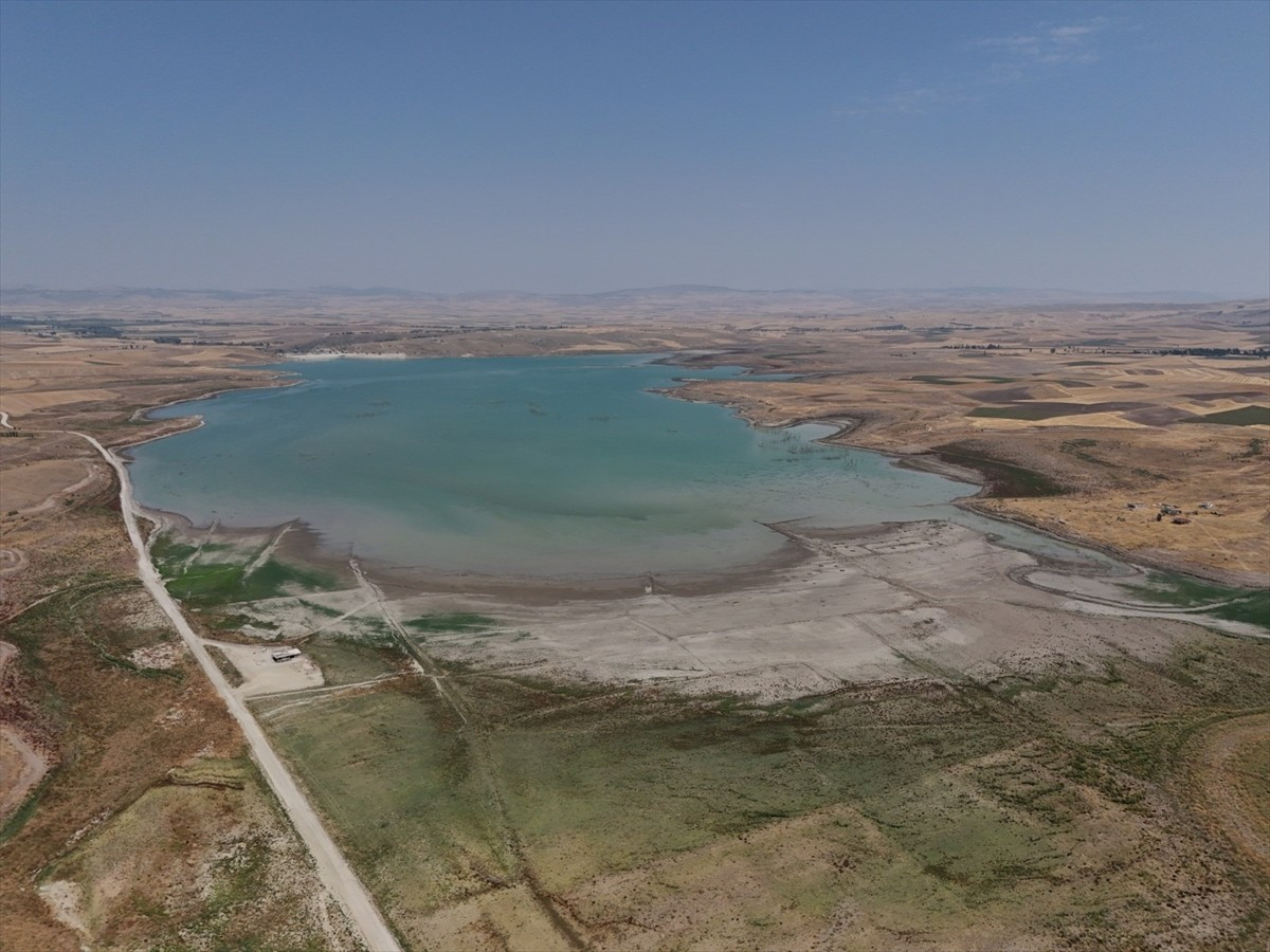 Çorum'da barajlardaki su seviyesinin azaldığı belirtilerek, vatandaşlardan suyu tasarruflu...