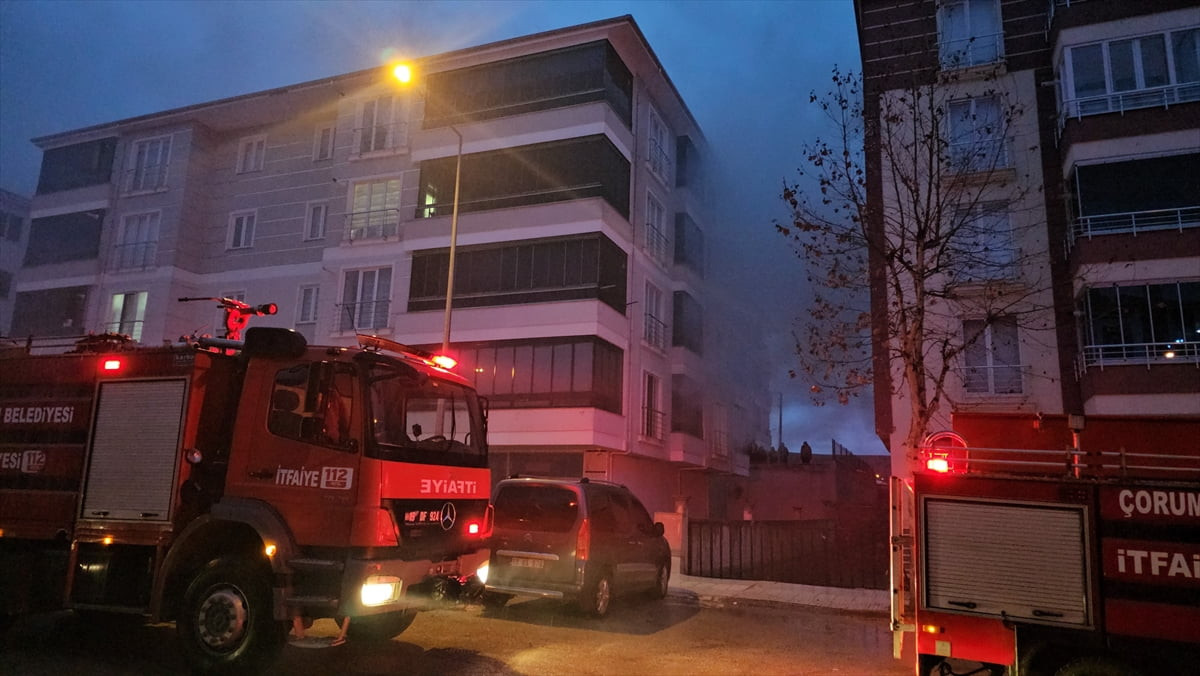 Çorum'da bir apartman dairesinde çıkan yangında dumandan etkilenen 2'si çocuk 4 kişi hastaneye...