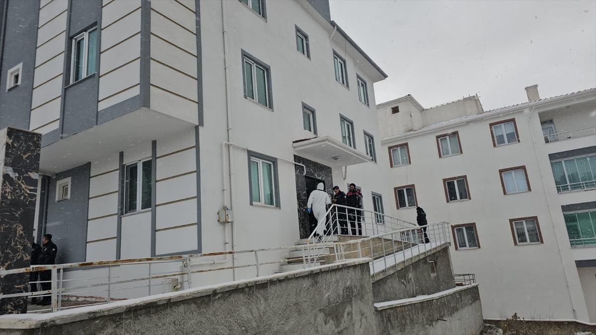 Çorum'da bir çift, evlerinde silahla vurulmuş halde ölü bulundu. Adrese polis ve sağlık ekipleri...