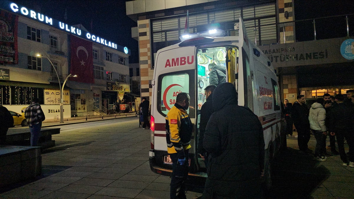 Çorum'da bir genç, uğradığı bıçaklı saldırı sonucu yaralandı. Yaralanan genç, sağlık ekiplerince...