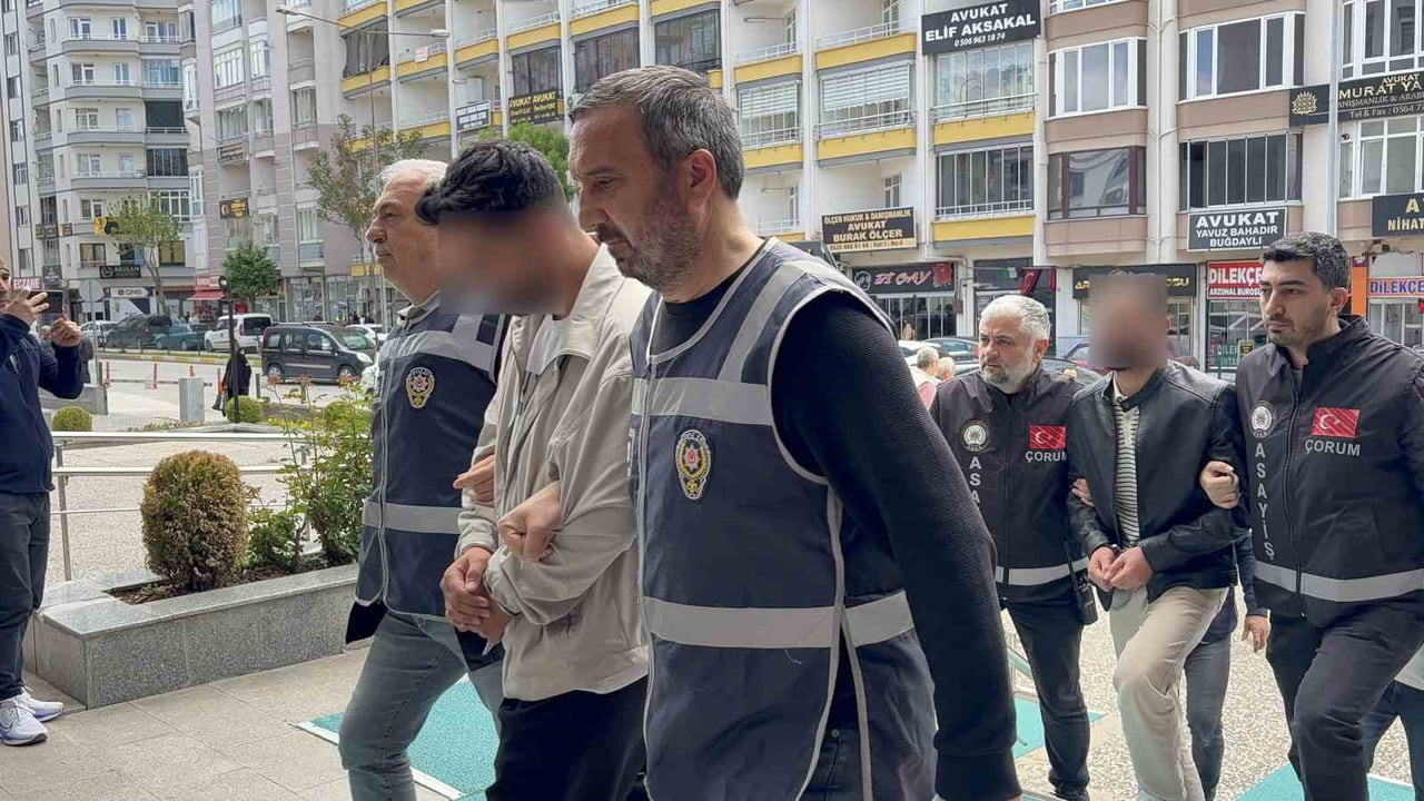 ÇORUM'DA BİR GÜZELLİK SALONUNDA ÖDEME SIRASINDA MÜŞTERİLERİN CEP TELEFONLARINDAN MOBİL BANKACILIK...
