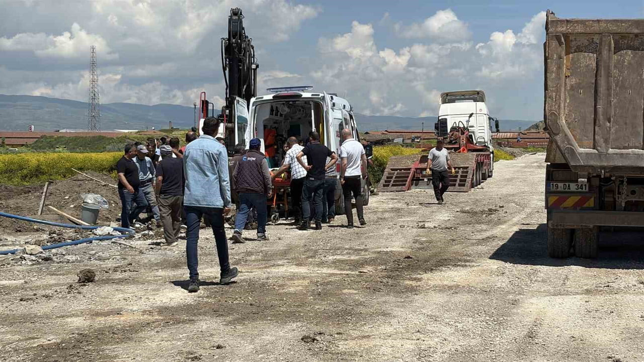 ÇORUM'DA BİR İNŞAAT ŞANTİYE ALANINDA MEYDANA GELEN TOPRAK KAYMASI NETİCESİNDE GÖÇÜK ALTINDA KALAN...