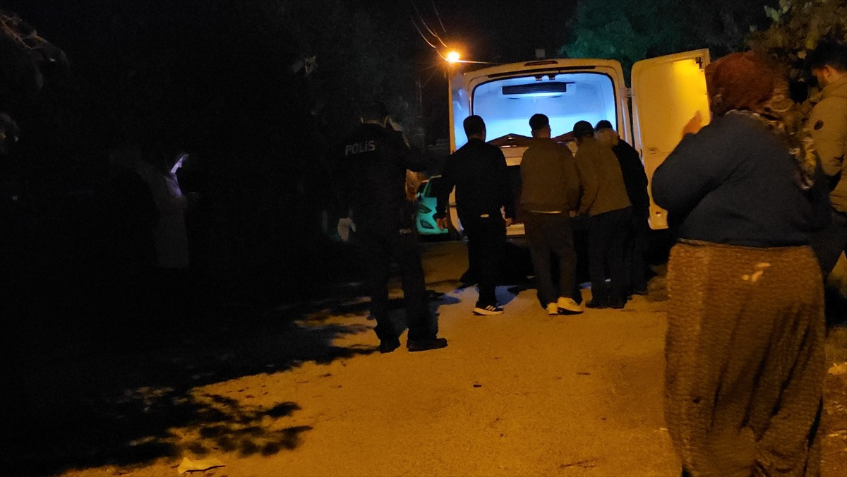 Çorum'da bir kişi oğlu tarafından silahla vurularak öldürüldü.