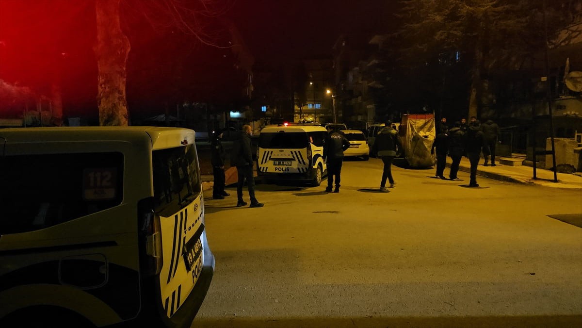 Çorum'da bir okulun bahçesine ellerindeki otomatik tüfekle giren 2 şüpheli, polis ekiplerince...