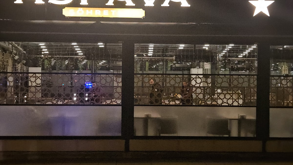 Çorum'da bir restorana kapalıyken kimliği belirsiz kişilerce silahlı saldırı düzenlendi.Herhangi...