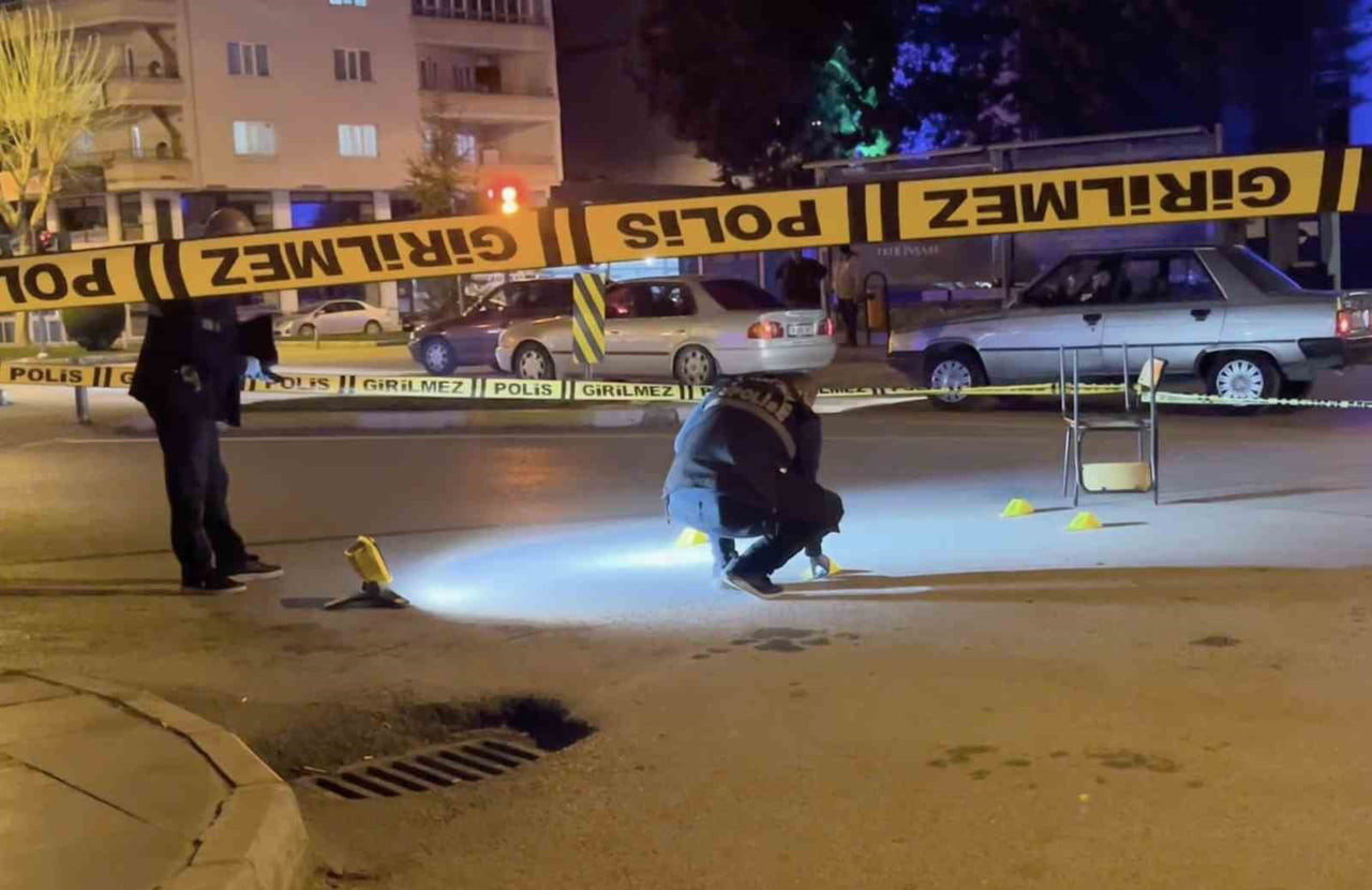 ÇORUM'DA CADDE ORTASINDA SİLAHLI SALDIRIYA UĞRAYAN VATANDAŞ YARALANDI.