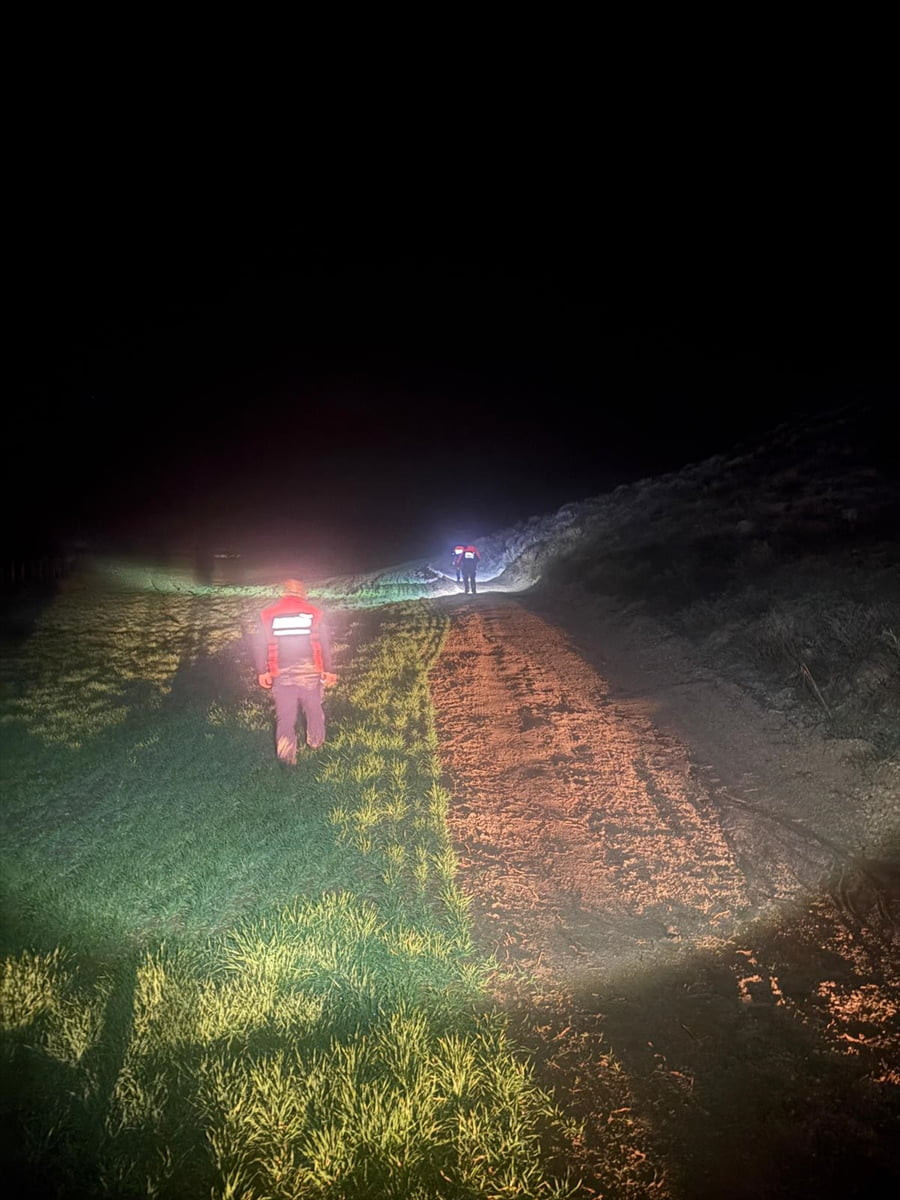 Çorum'da çamura saplanan araçta mahsur kalan 2'si çocuk 6 kişilik aile, AFAD ekiplerince...