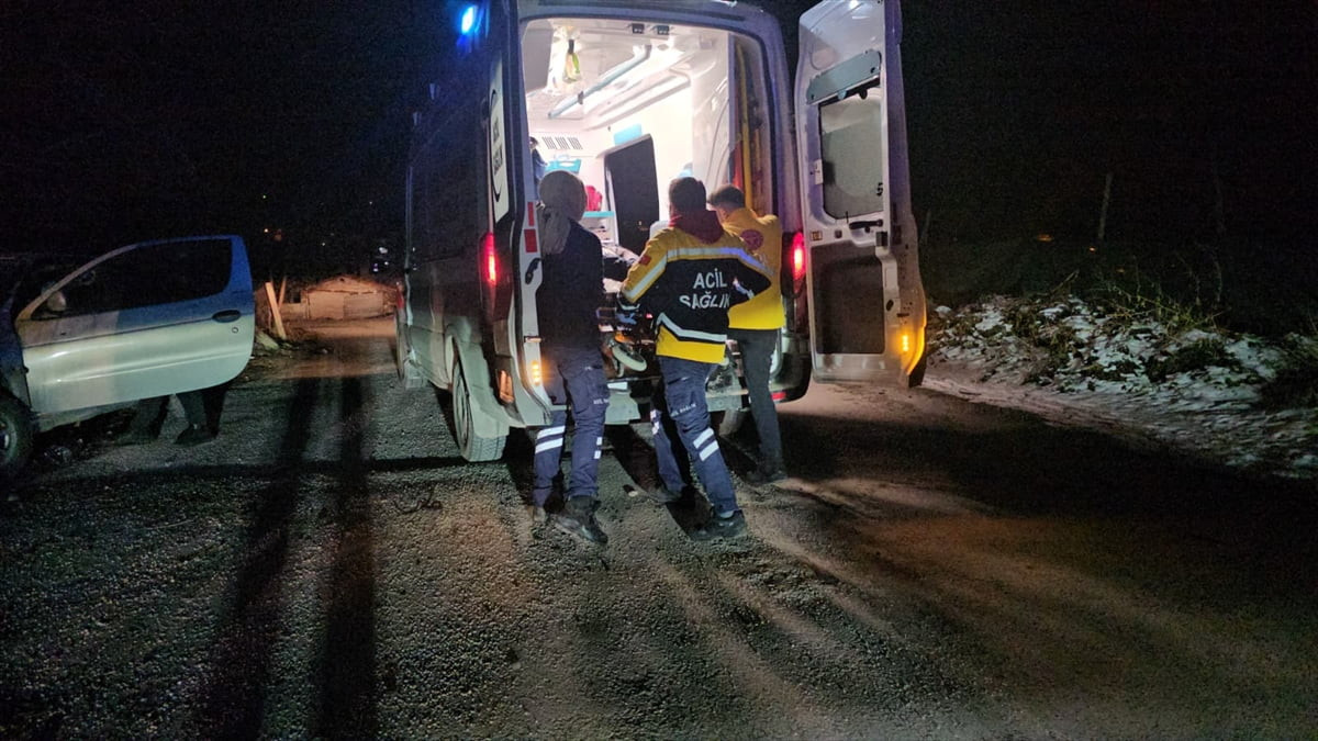 Çorum'da çıkan silahlı kavgada 1 kişi ağır yaralandı. Yaralı, ambulansla hastaneye...