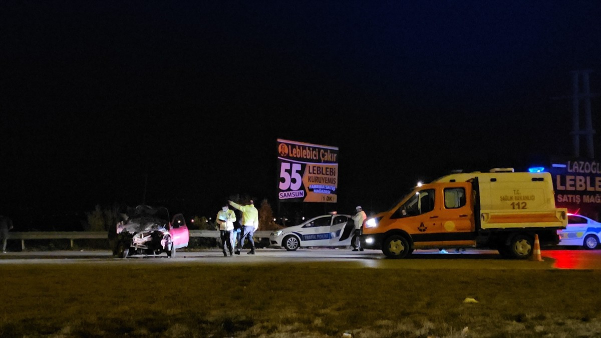 Çorum'da, Çorum-Ankara kara yolu Organize Sanayi kavşağında tıra arkadan çarpan otomobildeki 2...