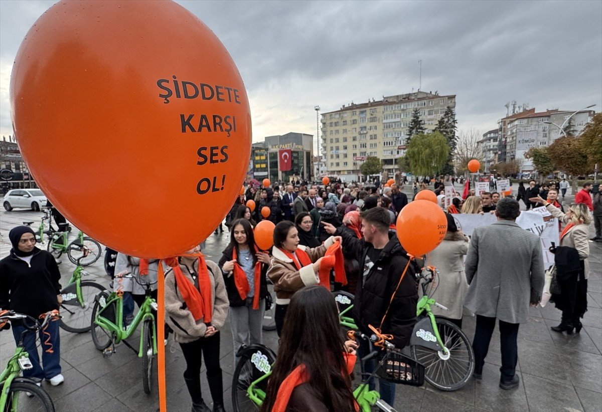 Çorum'da düzenlenen bisikletli kortej yürüyüşü ile kadına yönelik şiddet olaylarına dikkat...