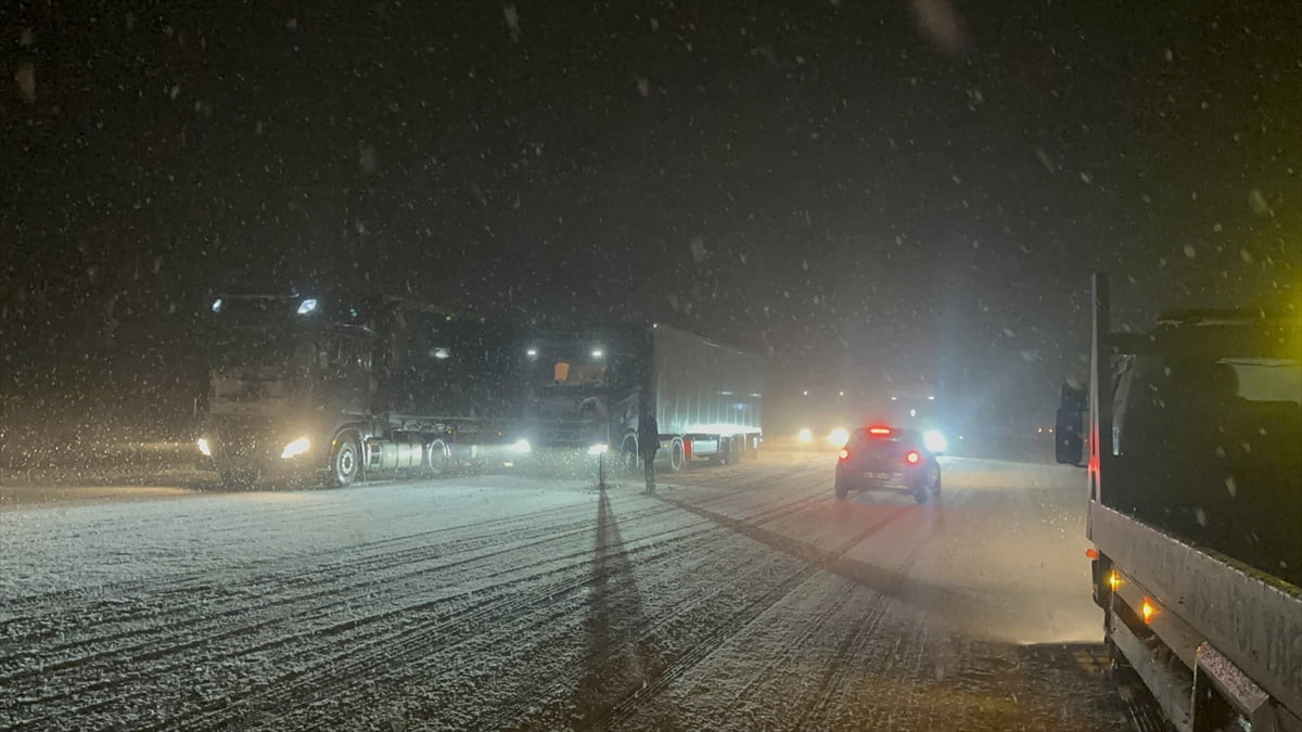 Çorum'da etkili olan kar yağışı nedeniyle Çorum-Yozgat kara yolunun bazı bölümlerinde özellikle...