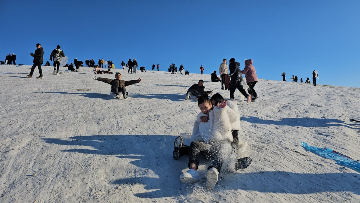 Çorum'da etkili olan kar yağışı sonrası tepeyi kayak pistine çeviren çocuklar, doyasıya...