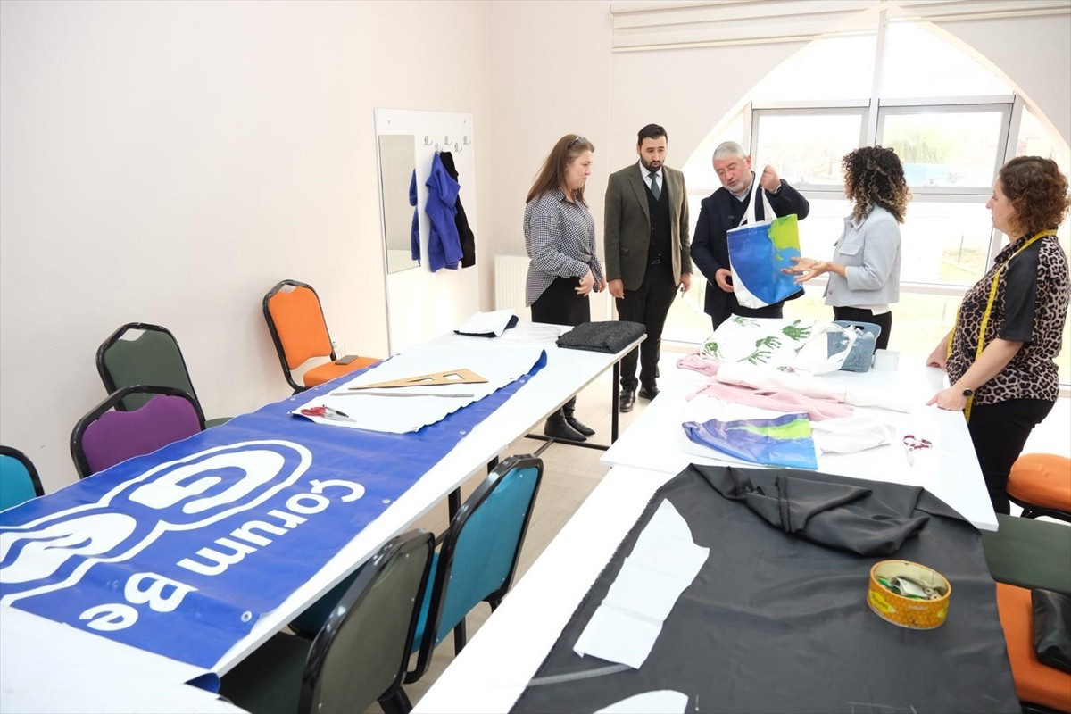 Çorum'da etkinliklerin ardından atıl duruma düşen afişler, Melikgazi Kadın Kültür Merkezi'nde...