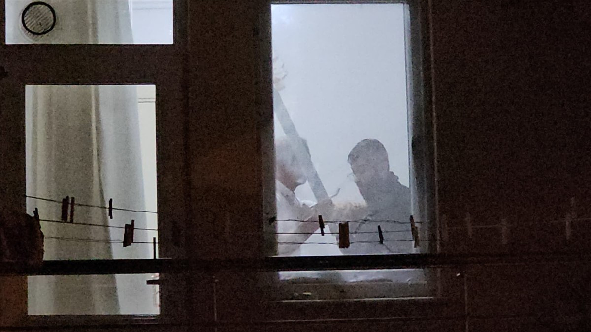 Çorum'da evine çağırdığı arkadaşını kılıçla rehin alan kişi gözaltına alındı.