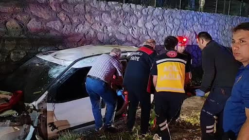 Çorum'da hafif ticari araç 3 metrelik istinat duvarından düştü: 2 yaralı