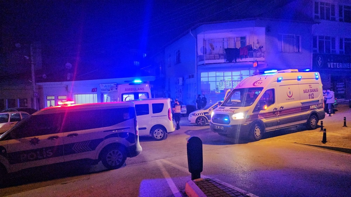 Çorum'da iki grup arasında çıkan kavgada 2 kişi bıçakla yaralandı. Ekipler olay yerinde çalışma...