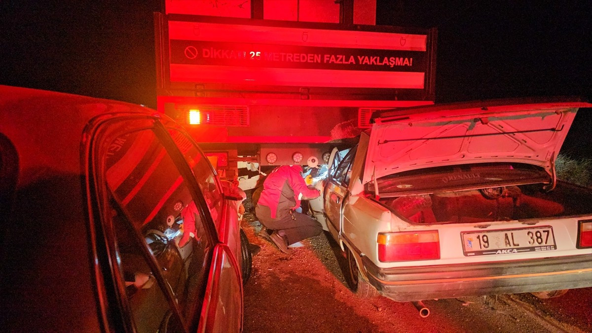 Çorum'da iki otomobilin park halindeki vince arkadan çarpması sonucu 1 kişi öldü, 1 kişi...