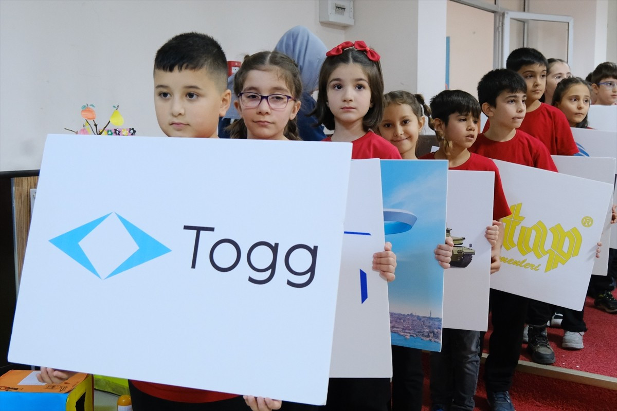 Çorum'da ilkokul öğrencileri, "Tutum, Yatırım ve Türk Malları Haftası" kapsamında düzenlenen...