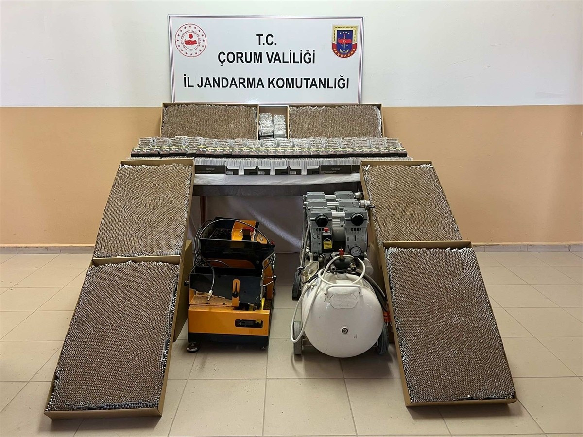 Çorum'da jandarma ekiplerince yapılan operasyonlarda 130 bin 500 makaron ile 4 bin 140 litre sahte...