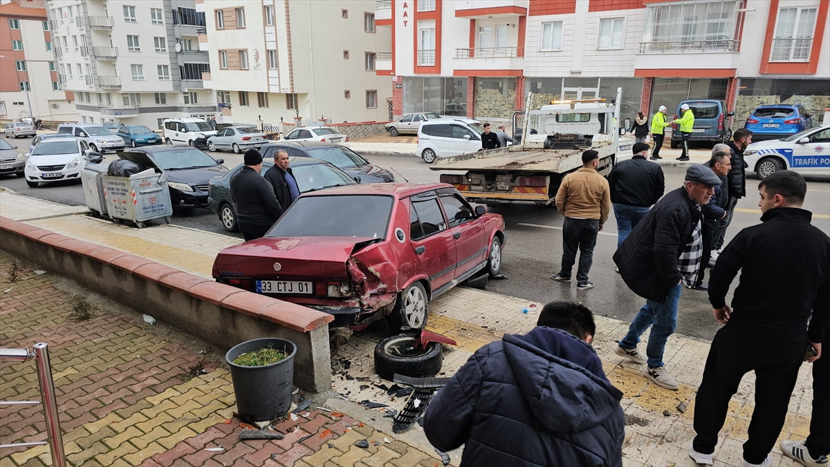 Çorum'da kamyonetin park halindeki araçlara çarptığı kaza, güvenlik kamerasınca kaydedildi. İhbar...