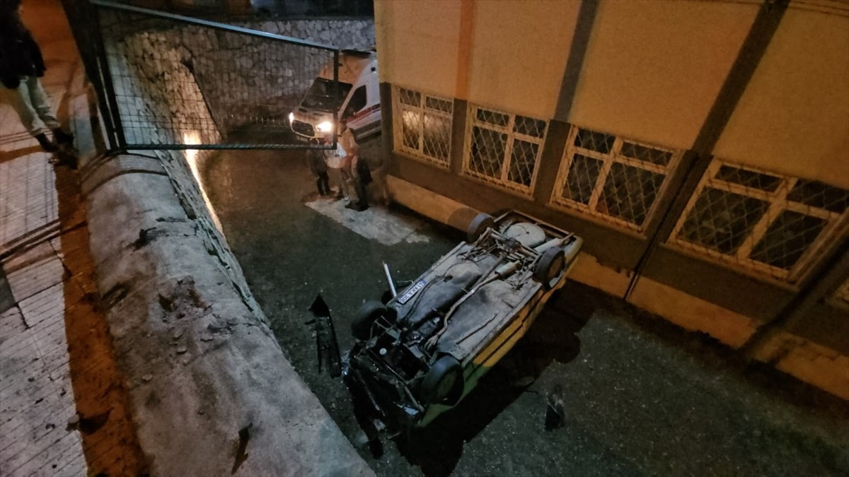 Çorum'da Karşıyaka Ortaokulunun duvar demirlerine çarparak okulun bahçesine düşen otomobildeki 2...