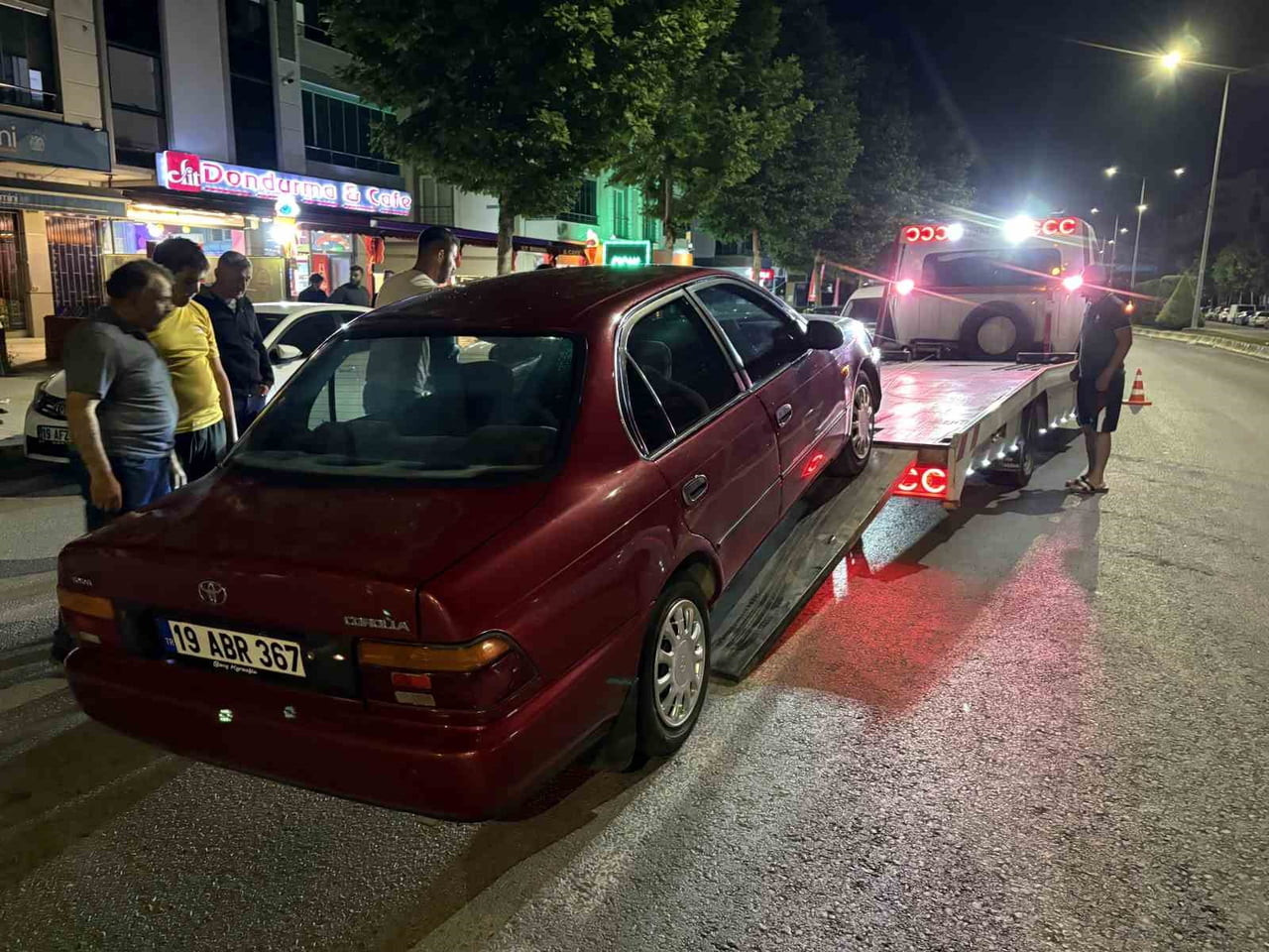 ÇORUM'DA KAZAYA KARIŞAN ARAÇLAR ÇEKİCİ YARDIMIYLA YOLDAN KALDIRILDI