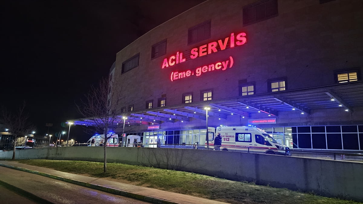 Çorum'da kimliği belirsiz kişi ya da kişilerce darbedilip silahla vurulan A.E, hastanede tedavi...