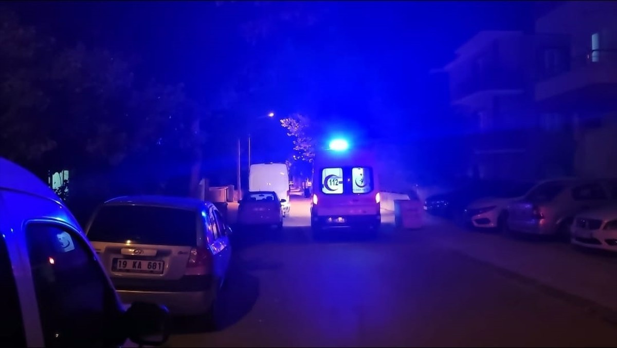 Çorum'da kızlar arasında çıkan kavgada 1'i bıçakla olmak üzere 2 kişi yaralandı. Olay yerine...