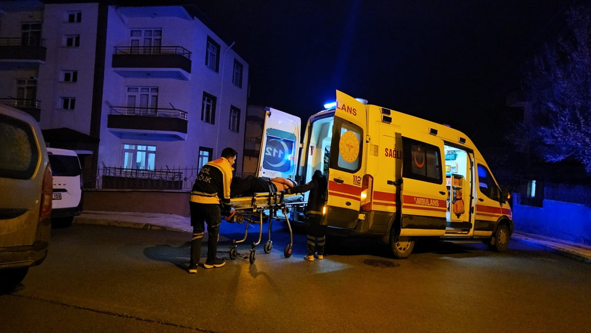 Çorum'da komşular arasında çıkan kavgada 6 kişi yaralandı.