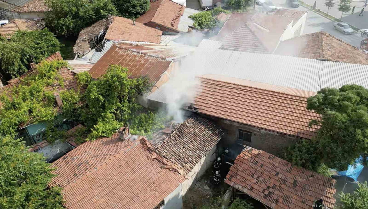 ÇORUM'DA MEYDANA GELEN YANGIN DRONLA HAVADAN GÖRÜNTÜLENDİ
