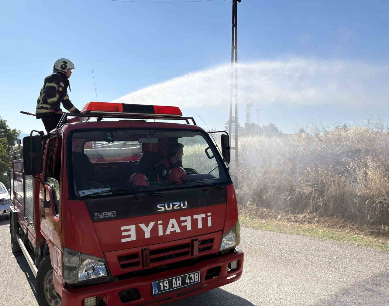 ÇORUM'DA OTLUK ALANDA ÇIKAN YANGIN İTFAİYE EKİPLERİNİN MÜDAHALESİYLE SÖNDÜRÜLDÜ.