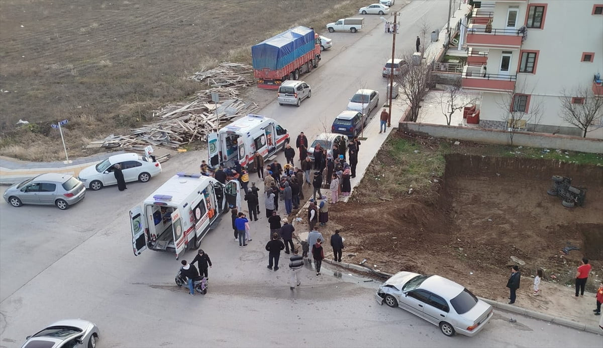 Çorum'da otomobil ile ATV’nin çarpışması sonucu baba ve kızı yaralandı.