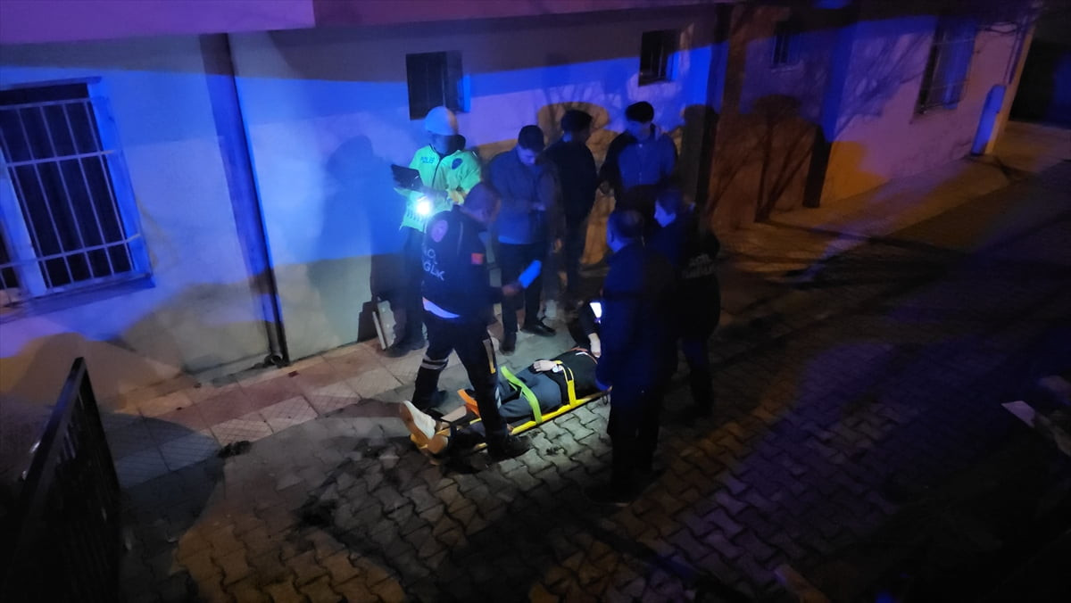 Çorum'da otomobil ile hafif ticari aracın çarpışması sonucu 2 kişi yaralandı.