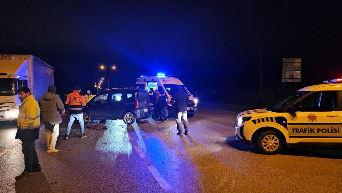 Çorum'da otomobil ile hafif ticari aracın çarpışması sonucu 3'ü çocuk 5 kişi yaralandı. İhbar...