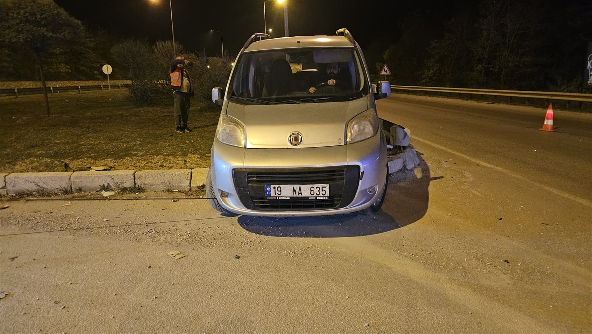 Çorum'da otomobil ile hafif ticari aracın çarpışması sonucu 4 kişi yaralandı.