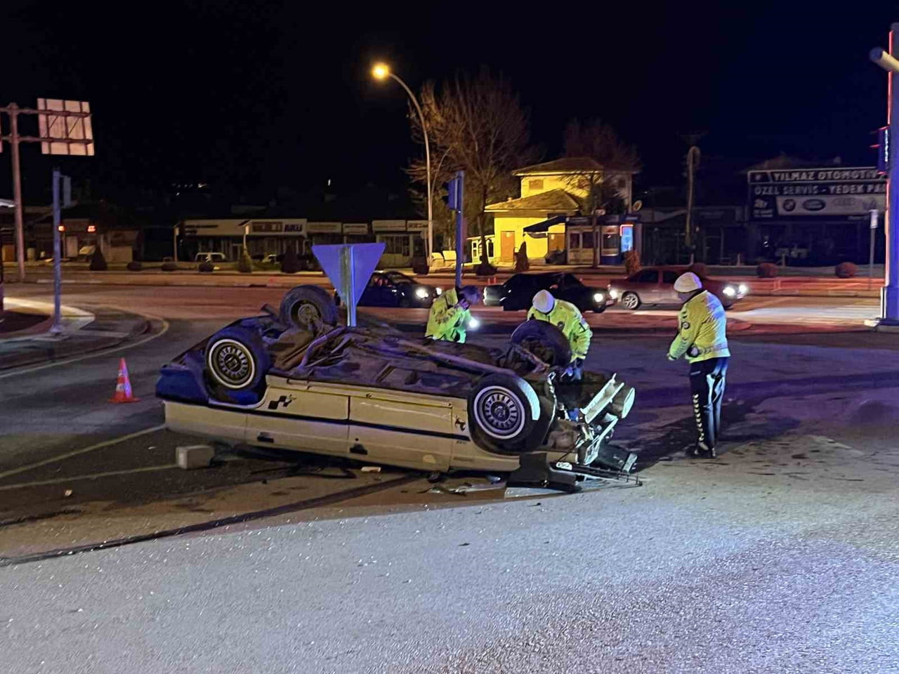 ÇORUM'DA OTOMOBİL İLE KAVŞAKTA ÇARPIŞTIKTAN SONRA TAKLA ATAN OTOMOBİLİN SÜRÜCÜSÜ...