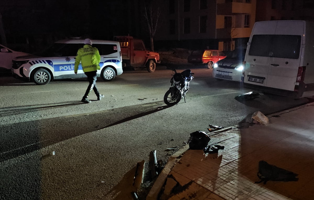 Çorum'da otomobil ile motosikletin çarpıştığı kazada 2 kişi yaralandı.
