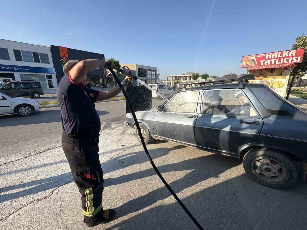 ÇORUM'DA OTOMOBİLDE ÇIKAN YANGIN VATANDAŞLAR VE İTFAİYE EKİPLERİ TARAFINDAN SÖNDÜRÜLDÜ
