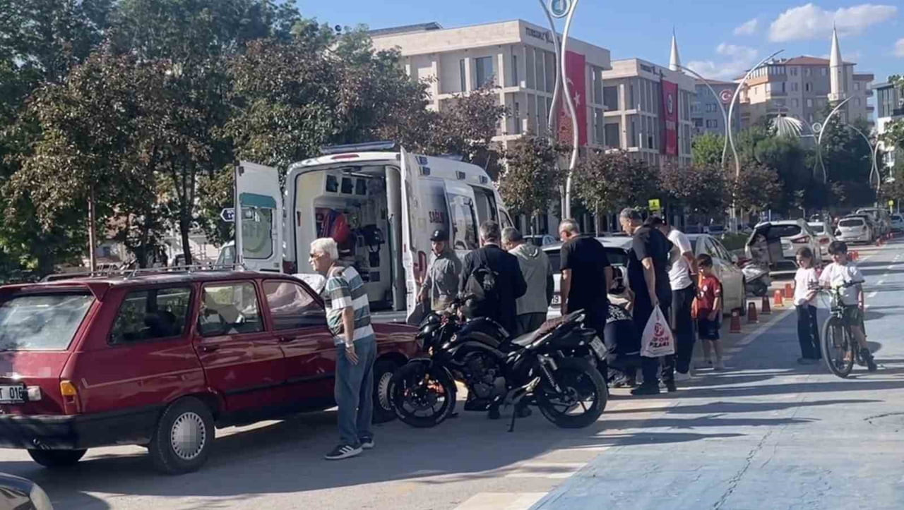 ÇORUM'DA OTOMOBİLLE MOTOSİKLET ÇARPIŞTI. MOTOSİKLET SÜRÜCÜSÜNÜN HAFİF YARALANDIĞI KAZAYA EKİPLER...