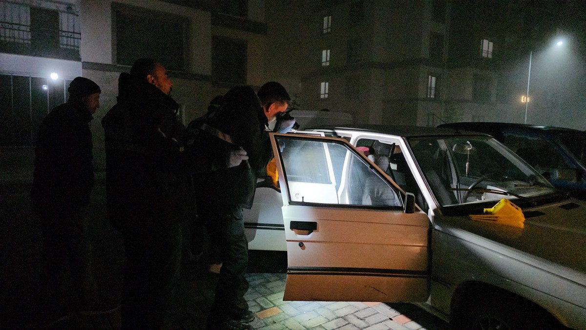 Çorum'da park halindeki bir otomobil, kimliği belirsiz kişi ya da kişilerce kurşunlandı. Olay yeri...