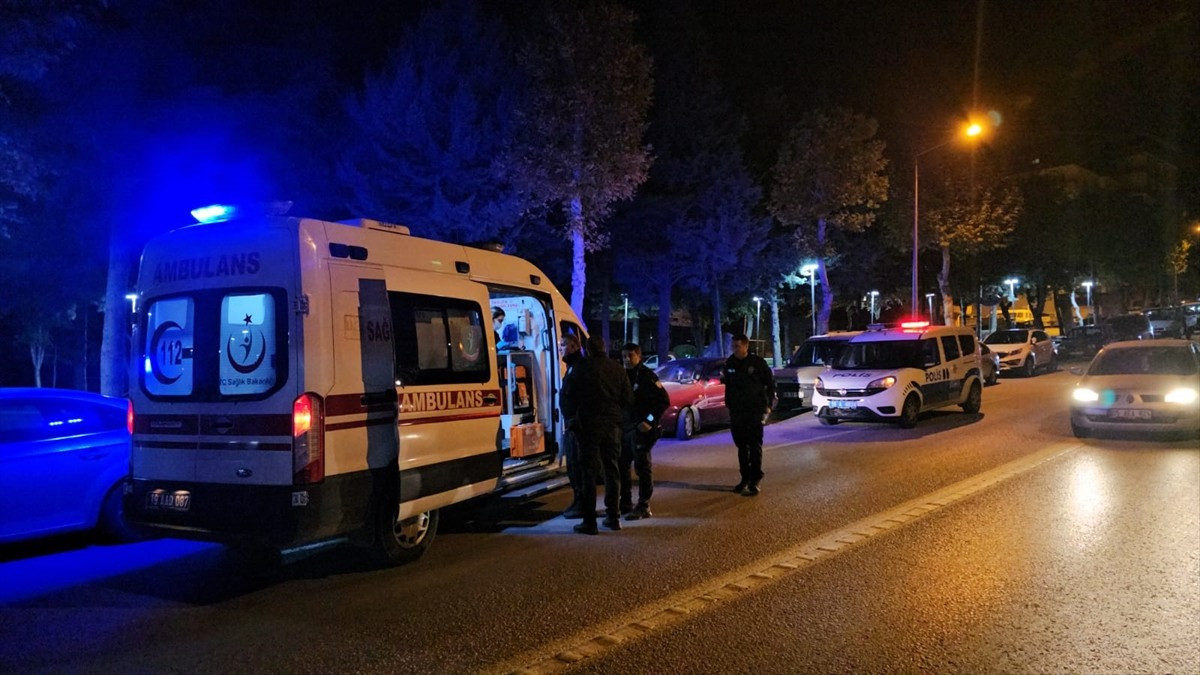 Çorum'da parkta tartıştığı zanlı tarafından bacağından yaralanan kişi hastaneye kaldırıldı.İhbar...