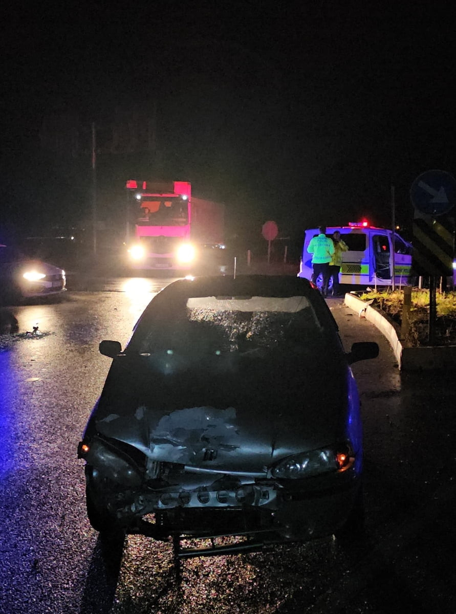 Çorum'da polis aracı ile otomobilin çarpışması sonucu biri polis memuru 3 kişi yaralandı.