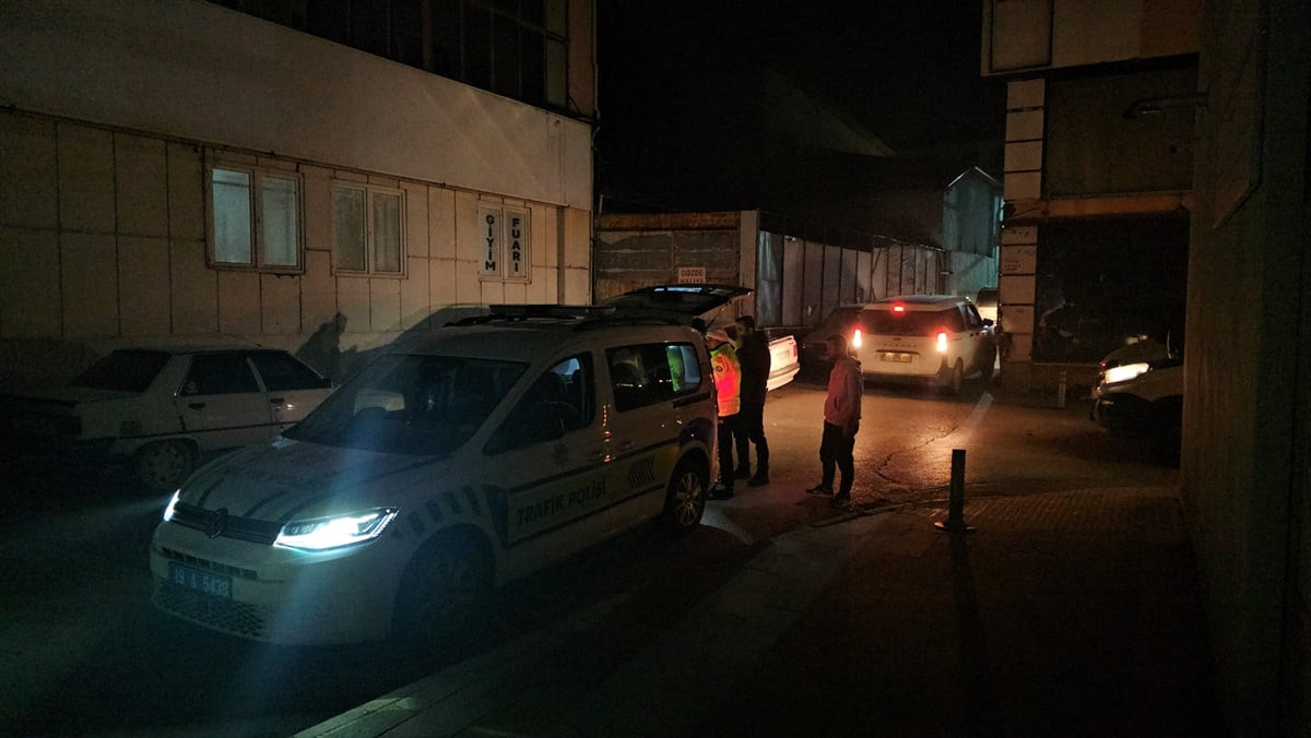 Çorum'da polis ekiplerinin "dur" ihtarına uymayarak kaçan hafif ticari aracın sürücüsü, kovalamaca...