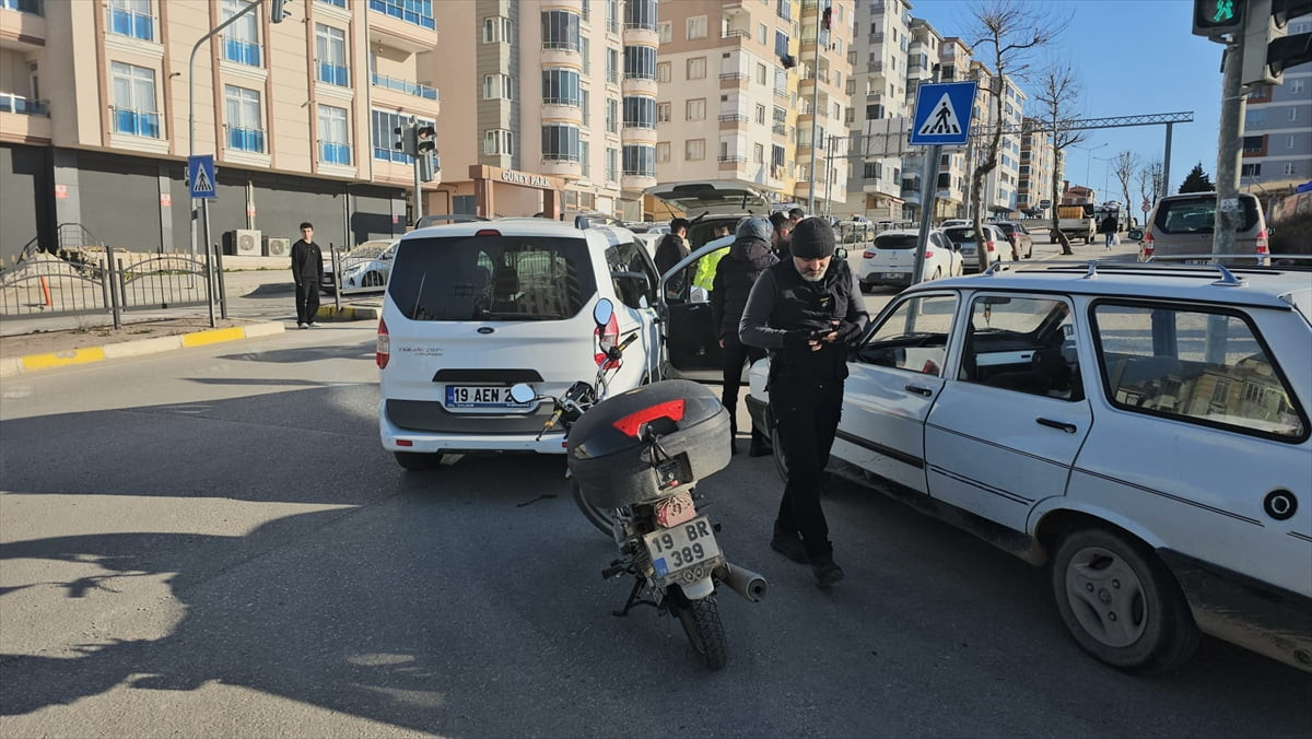 Çorum'da polisin "dur" ihtarına uymayarak kaçan 2 motosikletin sürücüsüne toplam 650 bin lira para...