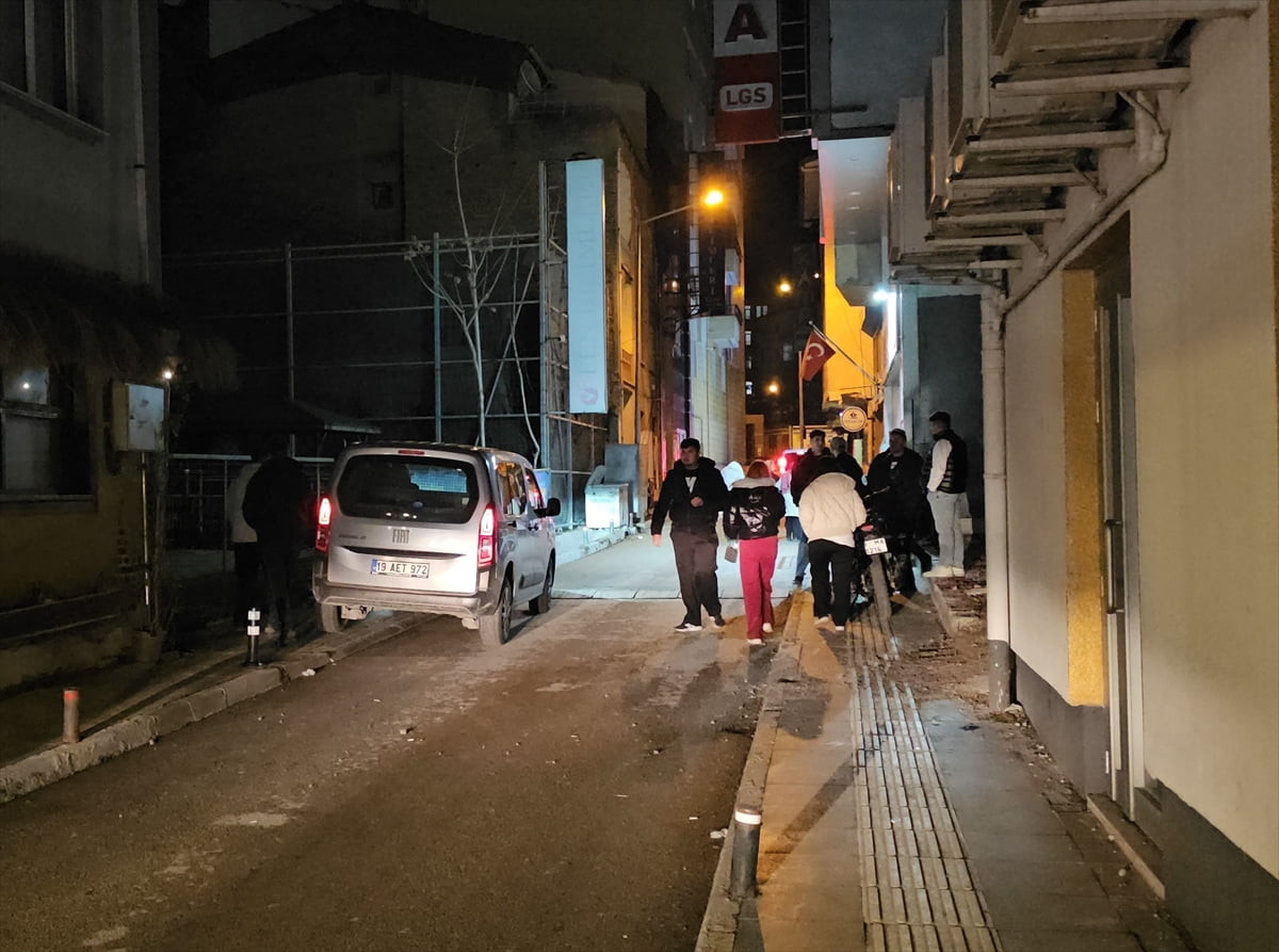 Çorum'da, "yan bakma" meselesi nedeniyle çıkan kavgada 1 kişi bıçakla yaralandı.