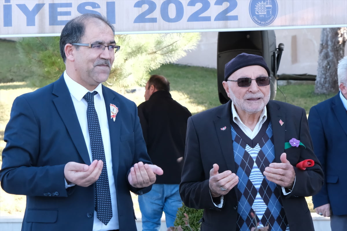 Çorum'da, Ramazan Bayramı öncesi şehit mezarlarının bakım, onarım ve temizliği için çalışma...