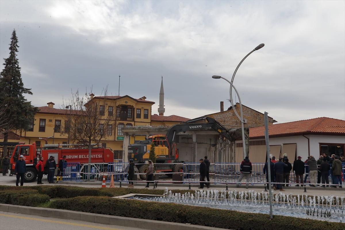 Çorum'da şehir merkezinin çehresi değiştirmek amacıyla yürütülen "Tarihi Kent Meydanı Projesi"nin...