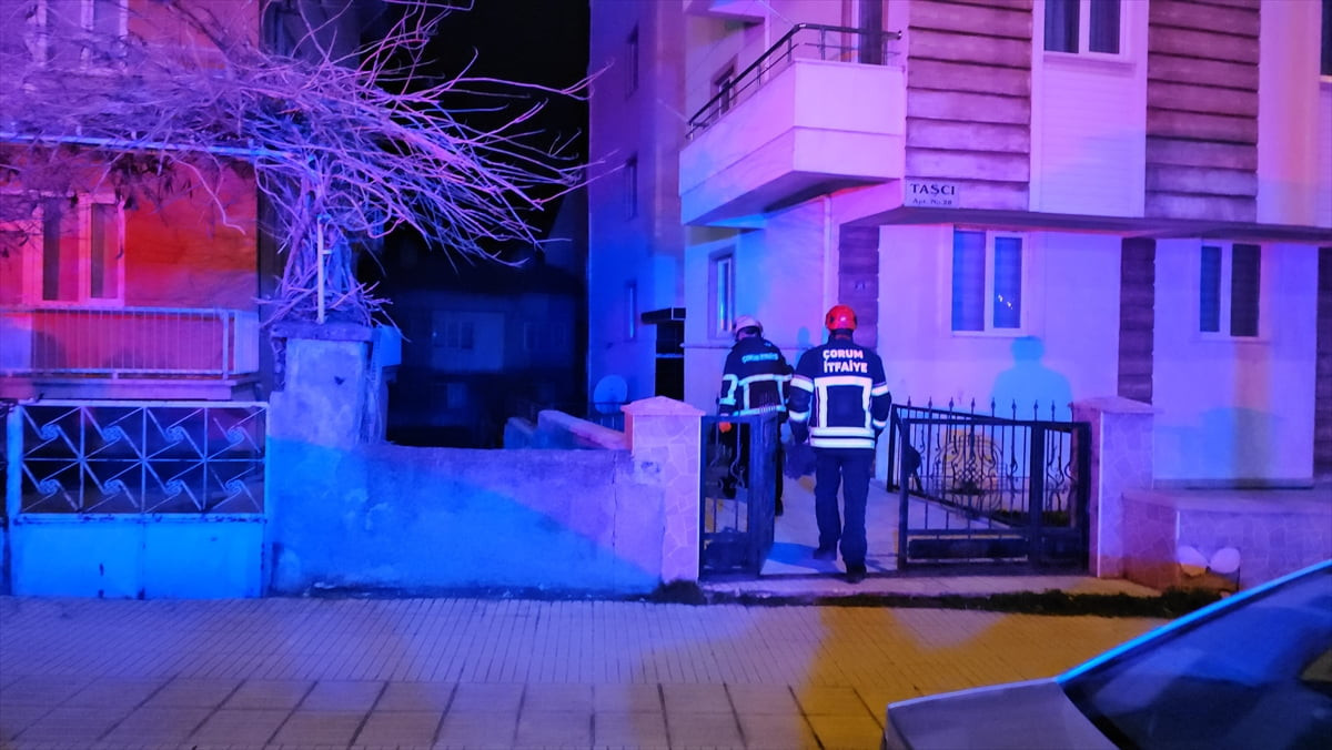 Çorum'da şizofreni hastasının evde rehin aldığı annesi ile anneannesi, polis ekiplerince...